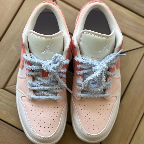 WMNS JORDAN 1 LOW SE “MIGHTY SWOOSHERS” - Picture 8 of 10